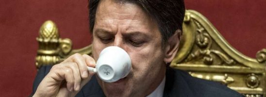 Coazione a ripetere. In tre mosse il governo imposta la fase due