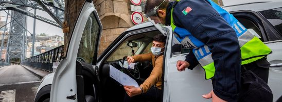 L’auto-certificazione per uscire di casa costituisce un abuso?