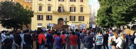 Ancona – Oltre 300 rivendicano una ‘sanatoria per tutti’