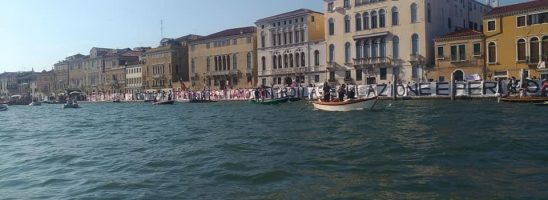 «Niente può essere come prima!». Venezia Fu-Turistica è l’abbraccio di migliaia di persone alla Laguna