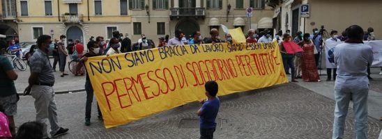 Campagna Siamo qui – Sanatoria subito: “È legge una finta regolarizzazione che non intacca lo sfruttamento”