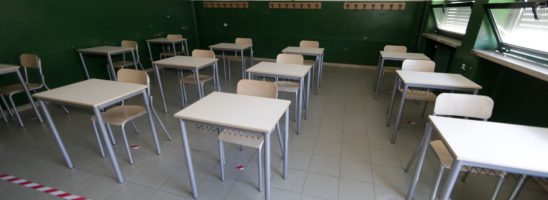 Edifici scolastici energivori e malsani ma si buttano soldi per comprare nuovi banchi