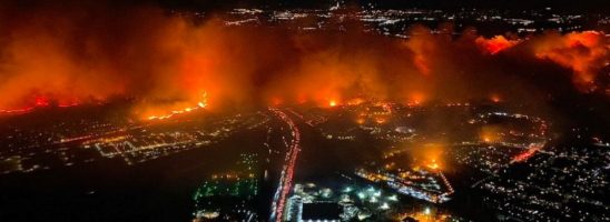 Il mondo brucia e i veri negazionisti continuano a fare regali ai mostri fossili