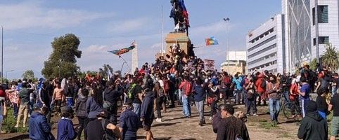 In Plaza de la Dignidad torna a sventolare la bandiera mapuche