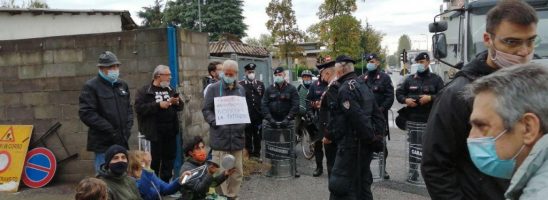 Milano: sgomberato con la forza un picchetto in difesa del Parco Nord