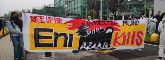 “Rise Up 4 Climate Justice rilancia dopo la perquisizione del Rivolta: conferenza stampa di massa sotto la sede di Eni a Metanopoli (Milano)”