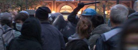 Violente cariche contro gli antirazzisti nella piazza della solidarietà e del primo soccorso ai migranti