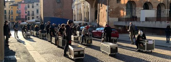 Tornano in piazza in Italia lavoratori e lavoratrici dello spettacolo. A Bologna violente cariche contro il corteo che chiedeva reddito e salute