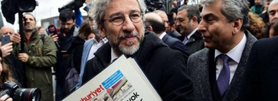 In difesa di Can Dündar, condannato in Turchia a 27 anni di prigione: svelò i traffici di armi dall’intelligence di Ankara ai jihadisti