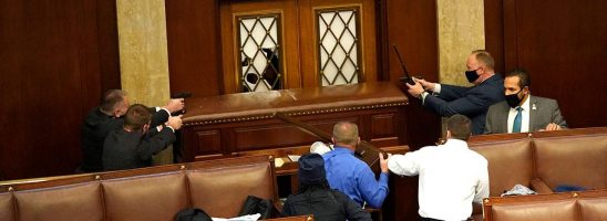 USA: assalto al Campidoglio, parlamento in “lockdown”. Evacuato il Senato prima dell’ingresso dei manifestanti nell’emiciclo