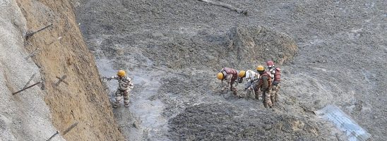 Si stacca costone di ghiacciaio himalayano: morti e dispersi. Gli esperti accusano dighe e cambiamenti climatici