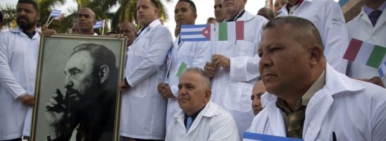 Il governo italiano ringrazia i medici cubani votando contro la sospensione delle sanzioni economiche a Cuba