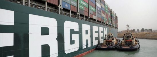 Quarto giorno di blocco per il canale di Suez. Le navi in attesa ripartono per nuove rotte