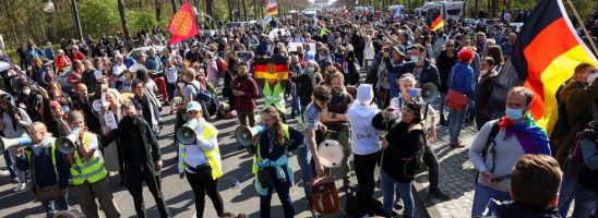 A Berlino migliaia di persone manifestano contro le restrizioni COVID-19