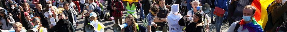 A Berlino migliaia di persone manifestano contro le restrizioni COVID-19