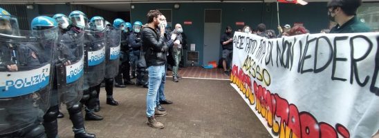 «Avete fatto finta di non vedere, dovrete ascoltarci!»: studenti violentemente allontanati dalle forze dell’ordine alla conferenza stampa di Zaia a Marghera