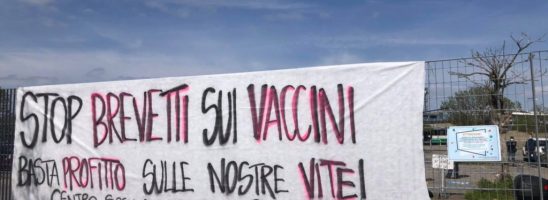 Padova – Manifestazione davanti all’hub vaccinale: «No ai brevetti sui vaccini!»