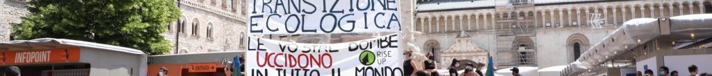 Contro greenwashing e vendita di armi. Manifestazione a Trento durante il Festival dell’Economia 2021