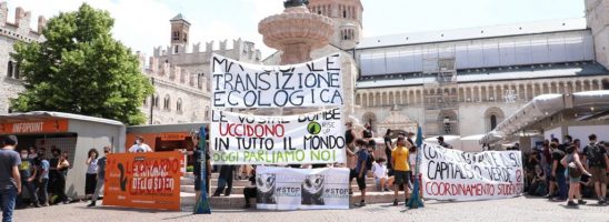 Contro greenwashing e vendita di armi. Manifestazione a Trento durante il Festival dell’Economia 2021