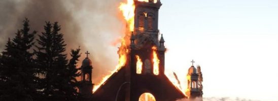 Canada – Ondata di incendi di chiese cattoliche dopo la scoperta di tombe con resti di bambine e bambini nativi