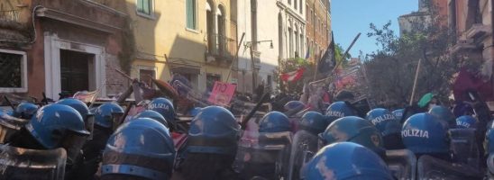 G20 a Venezia, è il giorno della protesta: violata la zona rossa. La polizia carica violentemente il corteo. Un fermo e diversi feriti