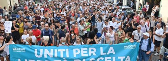 Green pass: decine di manifestazioni di protesta. Il giurista Mattei: «Strumento subdolo di esclusione sociale»