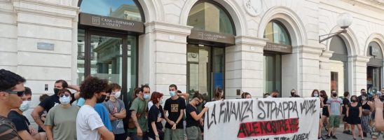 “La finanza strappa valore alle nostre vite”: a Padova, Roma, Milano e Bologna blitz davanti alle sedi del gruppo Intesa verso il G20 della Finanza a Venezia