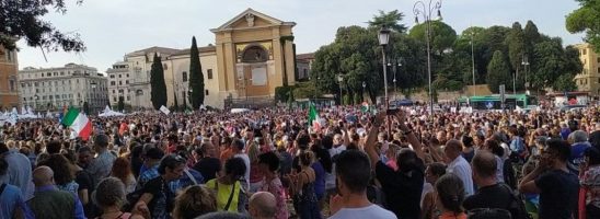 I manifestanti per il no al green pass: «Un lasciapassare non può condizionare diritti e libertà»