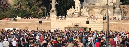 Lo scienziato alla piazza: “Siamo qui per difendere la libertà di tutti”