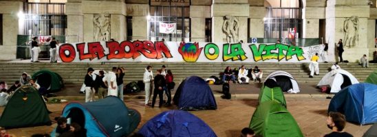 “O la Borsa o la vita”: occupata piazza Affari a Milano dagli attivisti climatici