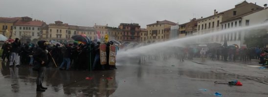 “Fora Bolsonaro!” violenti scontri a Padova. Bolsonaro rinuncia alla visita