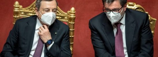 La fuga di Giorgetti e il caos dell’ultimo decreto Covid: il regime di Draghi è allo sbando