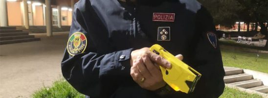 Da lunedì polizia con Taser in 18 città