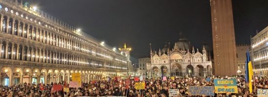 In cinquemila a Venezia: “Contro Putin, contro la NATO, disertiamo la guerra”.