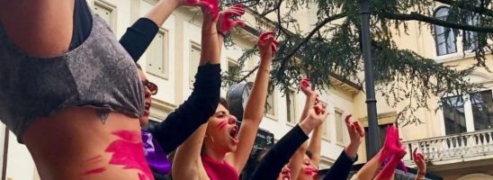 “Molto più di 194!”. A Padova in centinaia sfilano in corteo contro gli antiabortisti