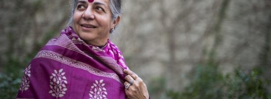 Dall’avidità alla cura. Cosa ci dice Vandana Shiva nel suo ultimo libro