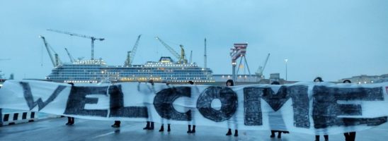 Ancona, centinaia di persone al porto per essere una unica voce di solidarietà