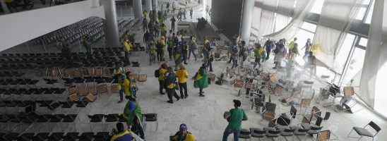 Assalto bolsonarista a Planalto, ma Lula resiste