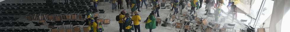 Assalto bolsonarista a Planalto, ma Lula resiste