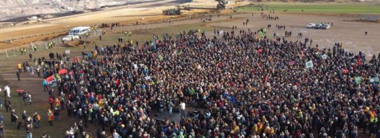 Lützerath, strenua resistenza contro il colosso energetico RWE, scontri con la polizia durante la manifestazione di ieri