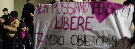 Treviso – “Qualcuno protegga gli scalini del Duomo dalle transfemministe!”