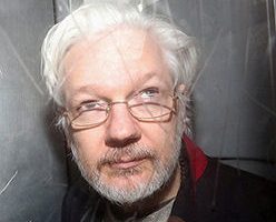 Assange scrive al re d’Inghilterra