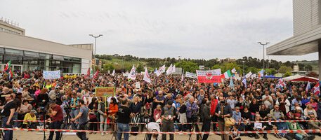 In migliaia a Pesaro per manifestare contro la realizzazione di un biolaboratorio