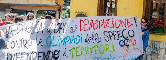 Olimpiadi invernali 2026: oltre 1000 persone manifestano a Cortina contro la pista da bob