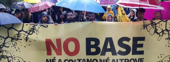 In migliaia alla manifestazione per dire no alla base militare nel Parco di San Rossore