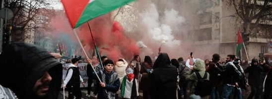 “Fermare il genocidio, ribaltare la narrazione a senso unico”: decine di migliaia a Milano per la Palestina