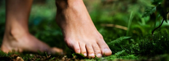 Earthing: i benefici di camminare a piedi nudi