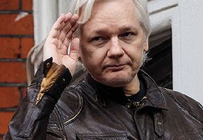 Julian Assange esce di prigione