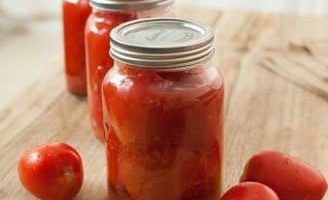 Autoproduzione in cucina. Pomodori pelati fai da te