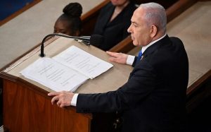 Il discorso apocalittico di Netanyahu che spinge gli USA in guerra contro l’Iran: serve la NATO del Medio Oriente